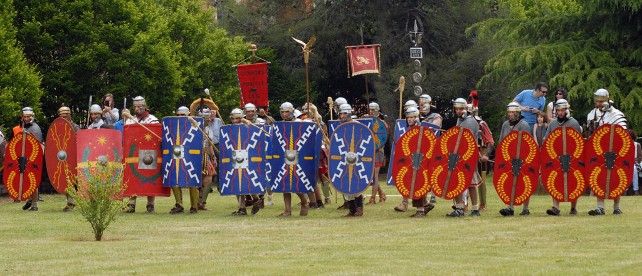 Reconstruccionistas históricos de las legiones romanas en formación de combate.
