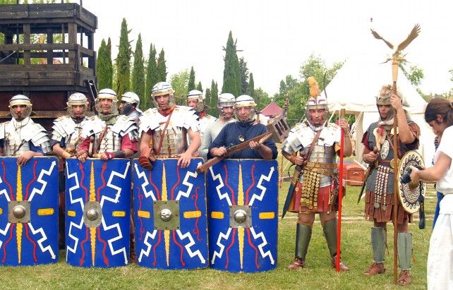 Un grupo de recreacionismo romano posa ante las cámaras con la enseña del Águila de la Legión.