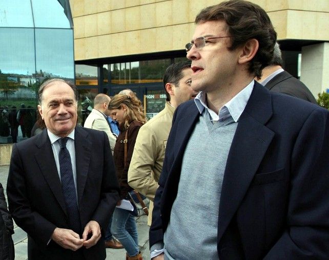 El doble imputado Tomás Villanueva Tomás junto a Fernández Mañueco en una imagen de hace pocos años. / Miriam Chacón / ICAL