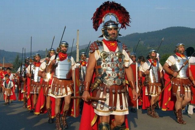 Un grupo de recreacionistas egionarios romanos desfilando.