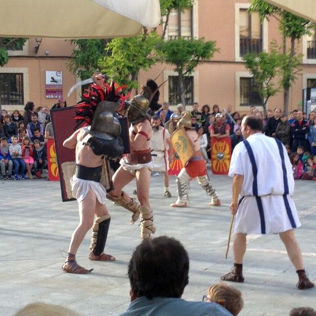Un momento de combate de gladiadores en la plaza de Santo Martino de León. Foto: Uribe.