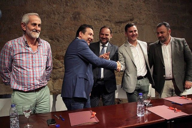 El acuerdo entre la UPL y el PSOE satisfizo a todos. Fotografía: Peio García (ICAL).