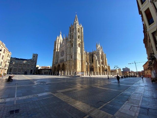 Plaza de la Catedral de León en el día 1 de la cuarentena por el coronavirus