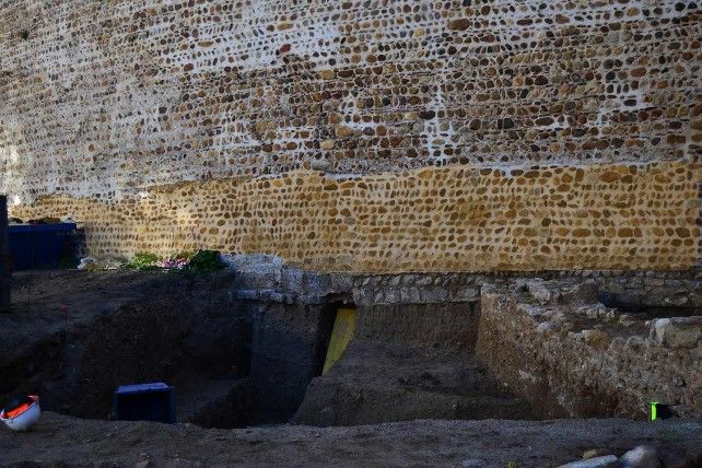Los antiguos cimientos de la Muralla del Castillo, destacados en la franja marrón. // Uribe