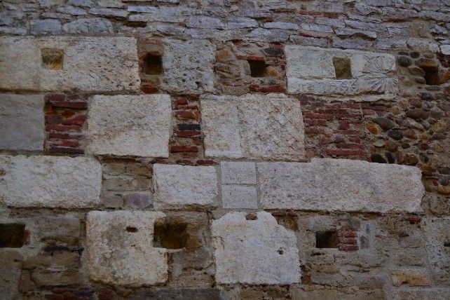 Una muestra de las lápidas romanas encontradas en la muralla en la Era del Moro. // Uribe