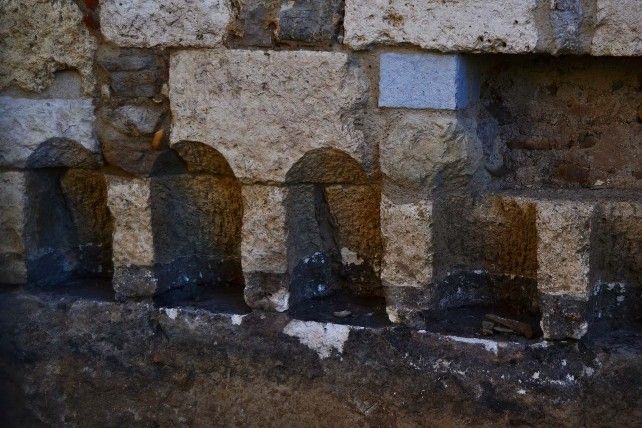 Se han encontrado estas hornacinas labradas muchos siglos después de los romanos. // Uribe