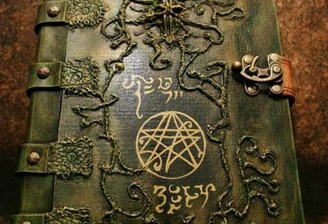 Una portada del libro ficticio 'Necronomicón' de los Mitos de Lovecraft.