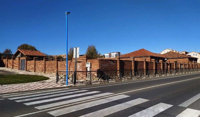 La Villa Romana de Navatejera desde las vías de la Feve. // Uribe