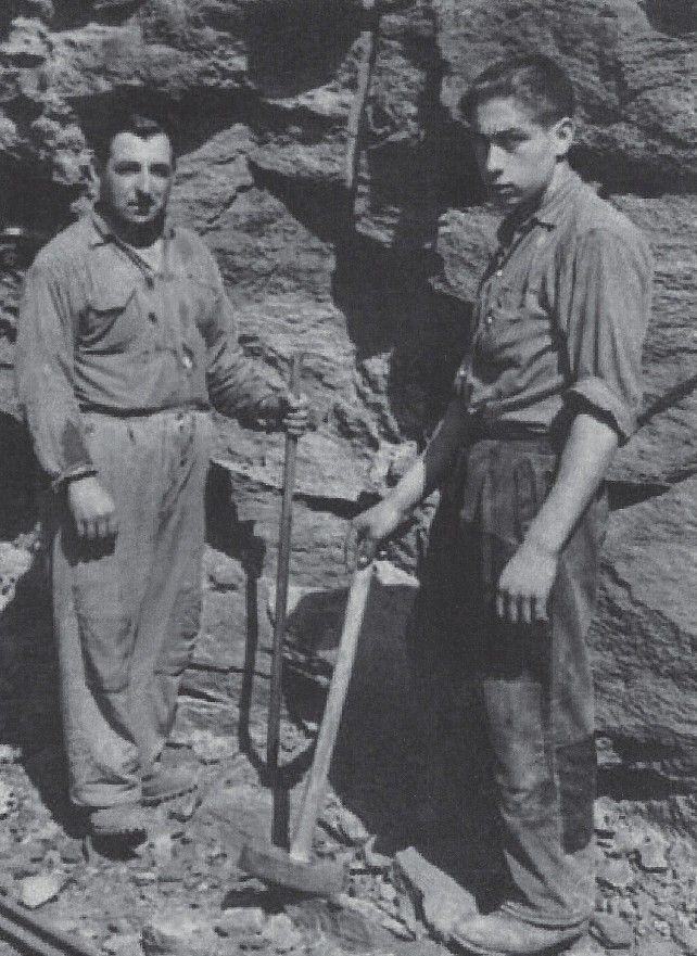 Abriendo bocamina en los años 50 en la mina paraje El Cabrito, en Santa Marina de Torre (Torre del Bierzo). 