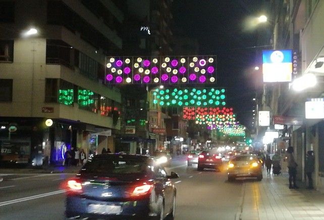 Iluminación navideña en la calle Alcalde Miguel Castaño. // Carlos J. Domínguez