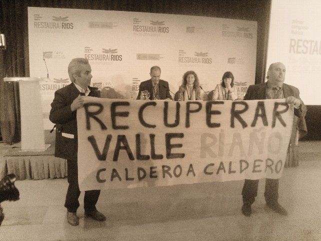 Acción reivindicativa contra el pantano de Riaño en 2011 con Alfonso González Matorra (izda) y Ramiro Pinto (dcha).