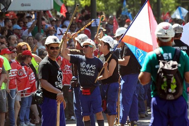 Juan Lázaro / ICAL . Alberto López, el joven remangado detrás del hombre que ondea la bandera del Bierzo, a la llegada de la Marcha Negra de 2012 a Madrid. 