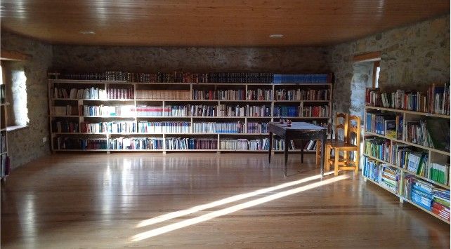 Interior de la biblioteca de Villar del Monte