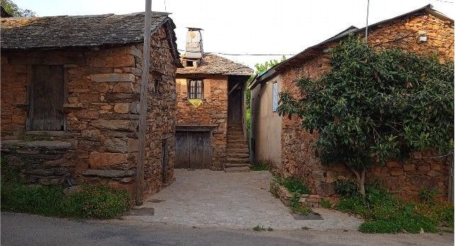 Una calle de Villar del Monte, con la tradicional arquitectura cabreiresa