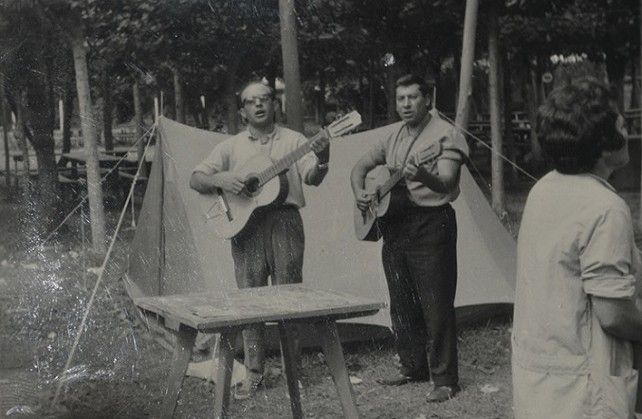 Javier Rodríguez Sotuela (derecha) y José Álvarez de Paz, cantando a la libertad. 