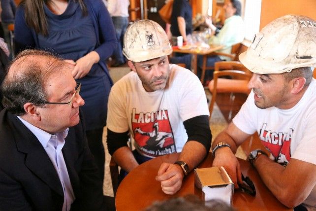 Omar García (centro), en una reunión informal en Ponferrada en 2015 con el por entonces presidente de la Junta, Juan Vicente Herrera. // 