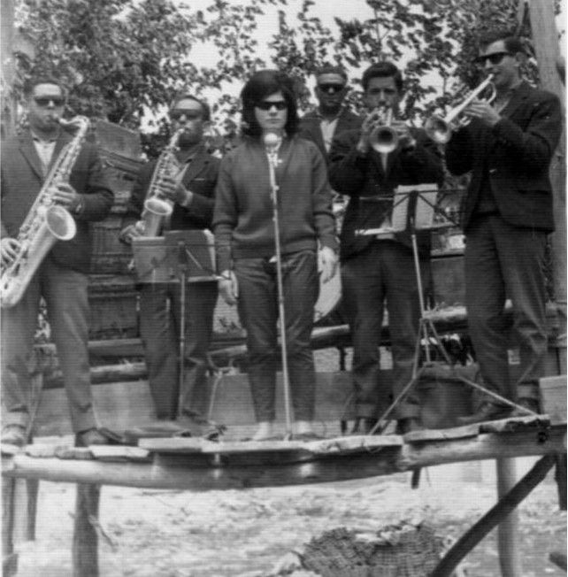Los Cirolines tocando en un inestable escenario de madera en los 60.