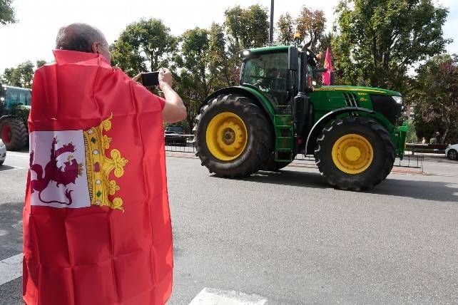 Tractorada de protesta este lunes en León. // Campillo / ICAL